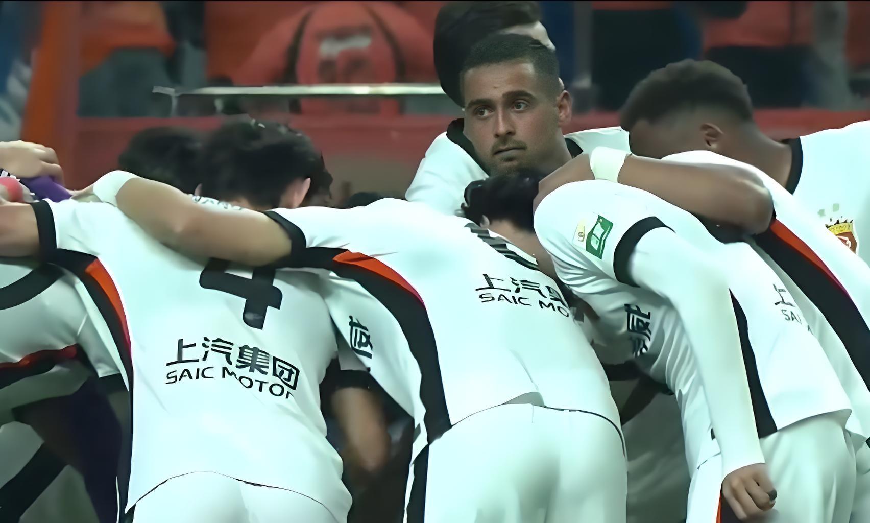 4-1！蓉城掀翻卫冕冠军登榜首，前国脚发挥失常，中超争冠白热化