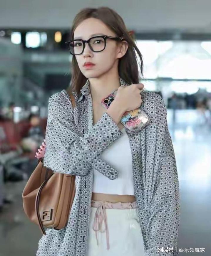 “程潇”身材管理太顶了！胸大腰细，比例感拉满